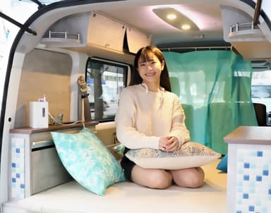 車内で水素吸入を楽しむ武庫川女子大学体操部の杉原愛子さん_3