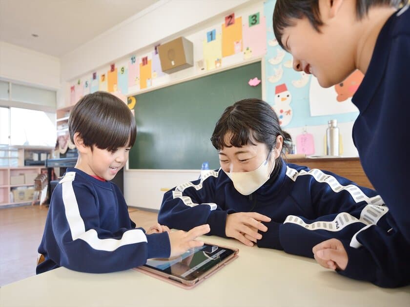 幼稚園でスマートデバイスを使った教育カリキュラム導入　
小学校からのICT教育に先駆け、令和5年度より正課保育内で実施