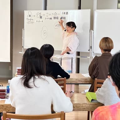 上席講師　藤本 倫子(日本発酵文化協会東京会場での発酵マイスター養成講座風景)