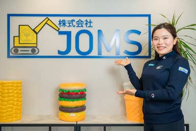 勝みなみ選手株式会社JOMSロゴ　2