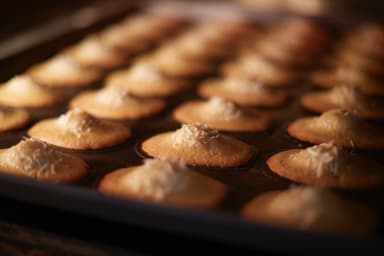 フランス製石窯オーブンでじっくり焼き上げます