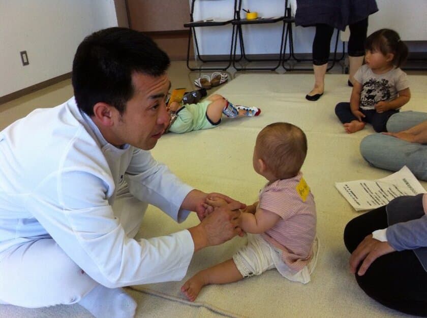 誰にも頼れない「孤育て」、うつ症状や虐待につながるケースも　
子供を見てくれる鍼灸整骨院が子育てに悩むママに人気