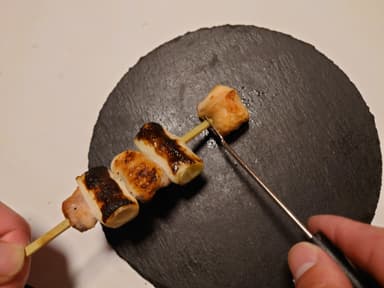 一本の焼き鳥をいろいろな味で楽しめる