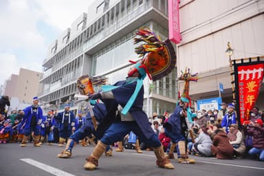 頭を大きく振って舞う「摺り」