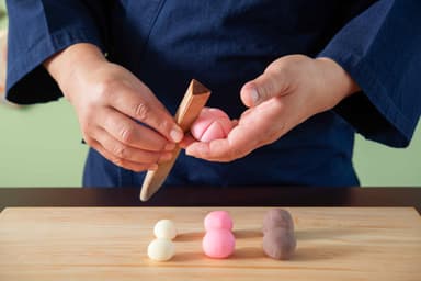 上生菓子をつくる様子