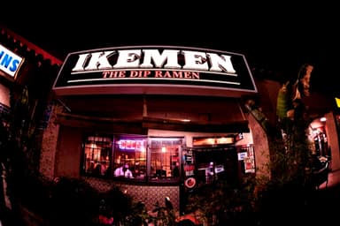 「IKEMEN HOLLYWOOD」本店外観