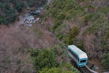 源泉掛け流しの露天風呂に向かう