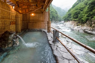 源泉掛け流しの露天風呂「絹泡夢想の湯」