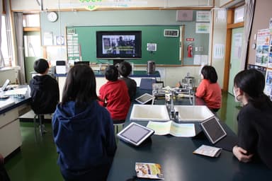 横山校長の授業を聞く生徒