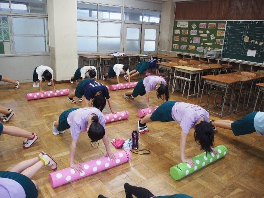 コロナやスマホの影響による
児童生徒の体力・運動能力の低下を背景に
枚方市などの小中学校へ体幹トレーニング用品を
総額500万円相当分寄贈