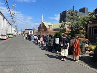 お店前の様子。開店前から行列ができ、「駐車場に入れないなど」のお声も頂いております。