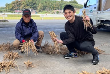 2022年農家さんに出荷したトロロアオイをもつ企画屋かざあな番頭 川口とトロロアオイ生産組合会長 黒澤さん