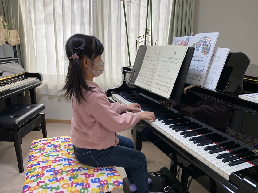 小さいお子さんが楽な姿勢で演奏できる、
セミオーダーのグランドピアノ用補助譜面台が販売開始