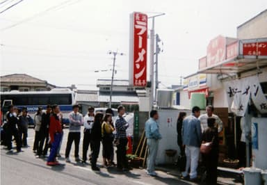 「元祖 名島亭」本店の行列(現在は閉店)