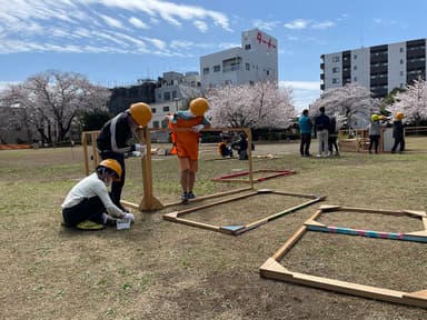 こどものまちを建設する大工の仕事