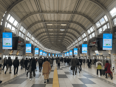 品川駅構内の自由通路のデジタルサイネージに掲出(2023/3/13～26)