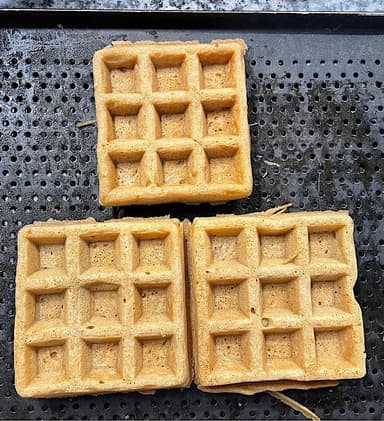 焼き上がった親芋ワッフル