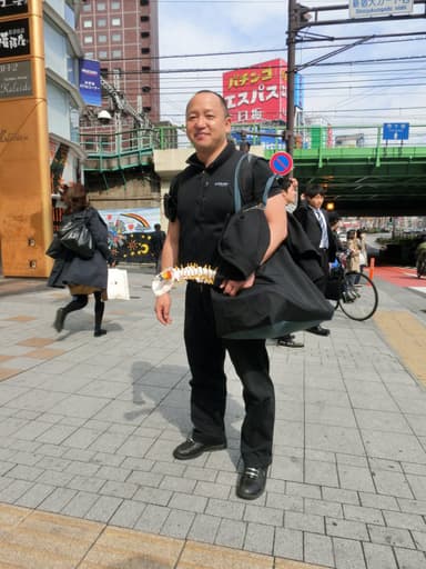 背骨の模型と商談に向かう森平 茂生