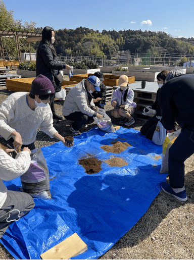 体験会では、「種まき用の土づくり」と「ポットへの種まき」を実施します