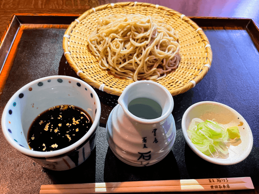 世田谷区の名店蕎麦屋の主人初の書籍
『一日一杯、幸せになるかけそば』出版記念　
限定新メニュー金粉トッピング『ご褒美金箔そば』登場