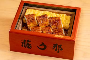 厚焼き卵が丸々1本入った食べ応えのある“うなぎせいろ蒸し 3&#44;200円(税込)”