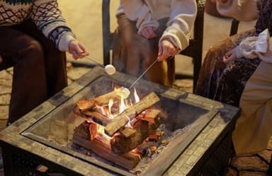 夜の焚き火では、焼きマシュマロをビスケットとチョコレートで挟んだスモアや、ホットワインがお薦め