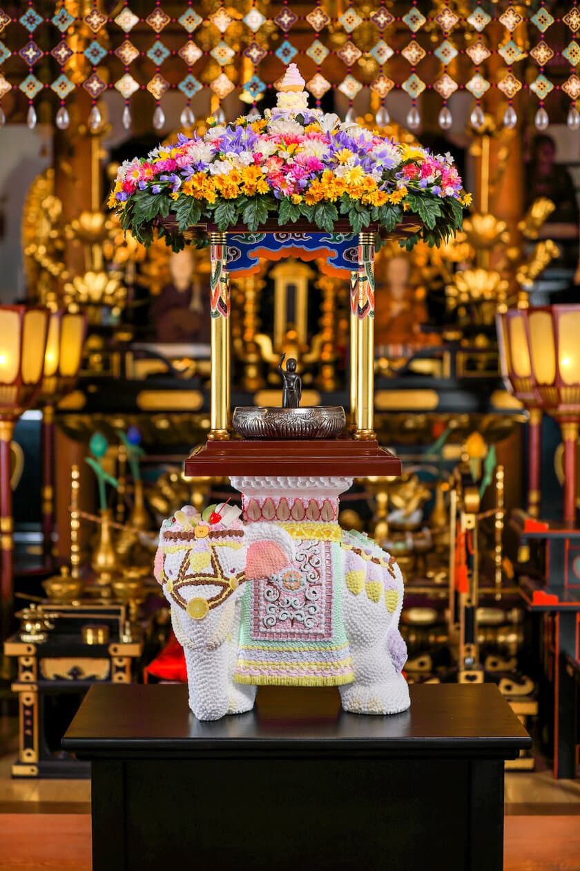 美術作家渡辺おさむが千葉県「稲荷山雙輪寺」へ本物そっくりの
スイーツを纏った白象作品を「花まつり」用に奉納　4月8日に公開