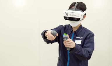 VRを利用しているストアスタッフ