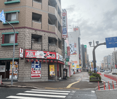 大阪メトロ大国町駅1番出口を出てすぐ