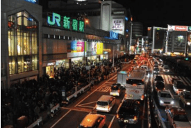 3.11当日の新宿駅前（東京都帰宅困難者対策ハンドブックより）