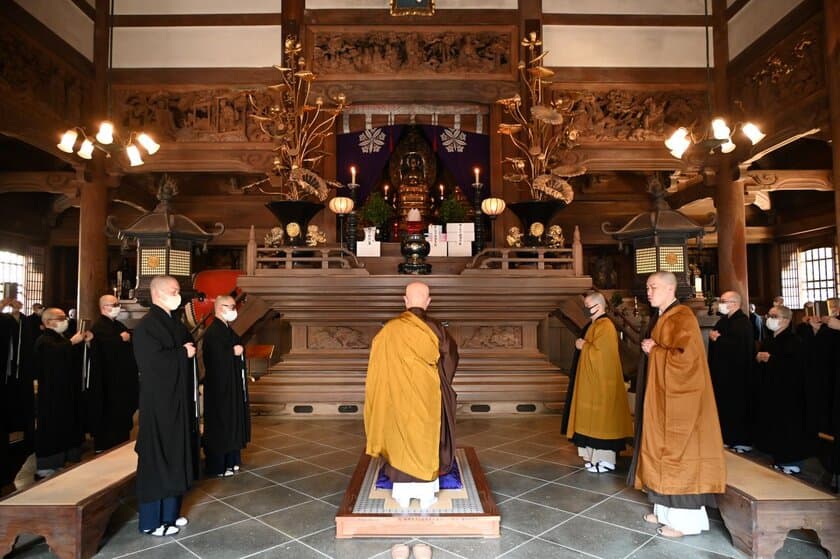 話題のヨガ瞑想フード「自然栄養食365」を
曹洞宗大本山永平寺に奉納