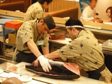 各種イベントで出張もしているマグロ解体ショー