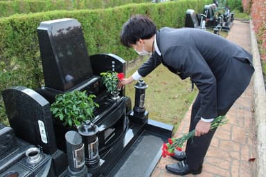 カーネーションを全てのお墓にスタッフが贈ります