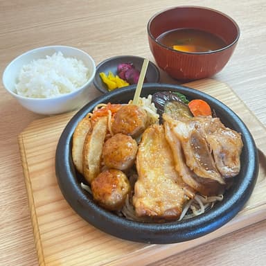 あい盛りグリルAランチ (鶏もも肉のステーキ×肉にく鶏つくね焼き×豚ロース肉の生姜焼き)