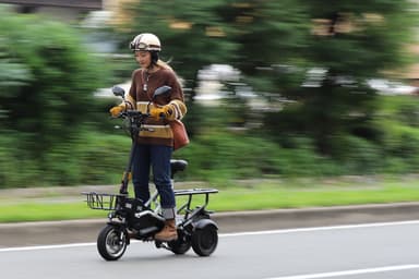 立ち乗りも楽しめる電動スリーター