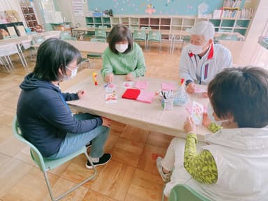 子どもたちの登所前に職員で打ち合わせを行います