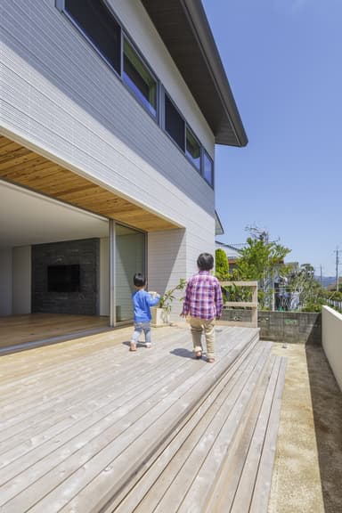 子どもたちがのびのび遊べるデッキは、安全面と眺望を両立