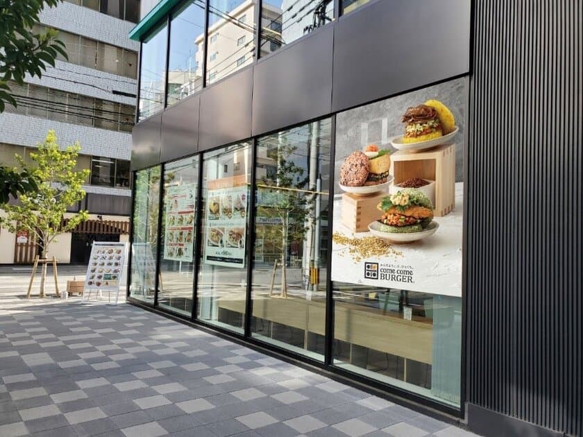 1号店オープンから1年で累計12万食！
日本初のライスバーガー専門店チェーン
「comecomeBURGER」が、大好評により博多駅前店を
2023年6月8日(木)リブランディングオープン！