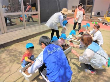 野菜の苗の植え付けもみんなで行います