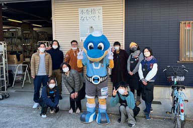 東京書房スタッフと川崎フロンターレマスコットふろん太くん (C)KAWASAKI FRONTALE