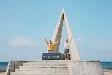 稚内・宗谷岬にゴールした2人 左から)タカ、トシ (C)UHB／YOSHIMOTO KOGYO