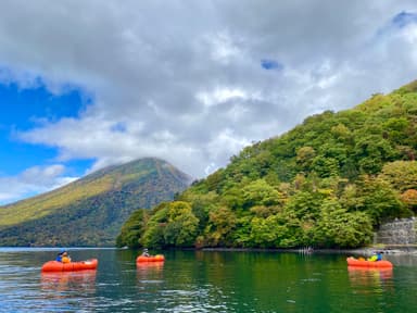 旧英仏大使館別荘前の水上から見た男体山