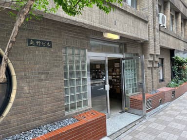 一見すると個人用アパートの入り口に見える外観。玄関のポストには店名と場所が記載されています。