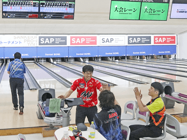 お互いを称え合うプロ(4〜6位決定戦)