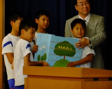 池崎 正典氏と柳田小の子どもたち