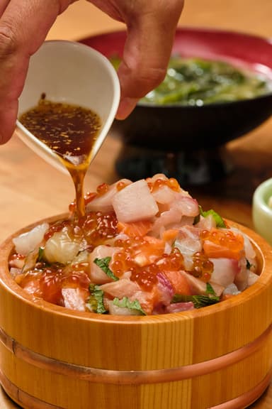 濱盛り海鮮丼(写真は大盛)