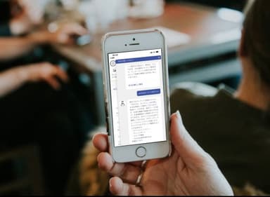 チャットボット利用イメージ　スマホ