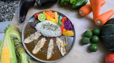 夏野菜たっぷり 阿波どりチキンカレー