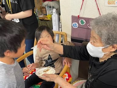 子供にケーキをあげる