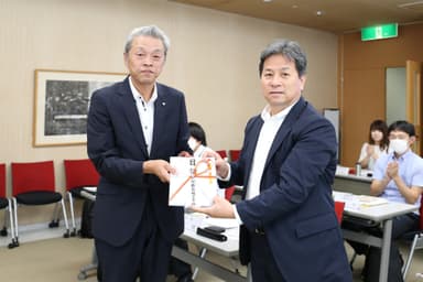 寄贈式の様子(左から、当社取締役社長 稲垣 昭弘、名古屋市私立幼稚園協会 会長 河村 暁 様)